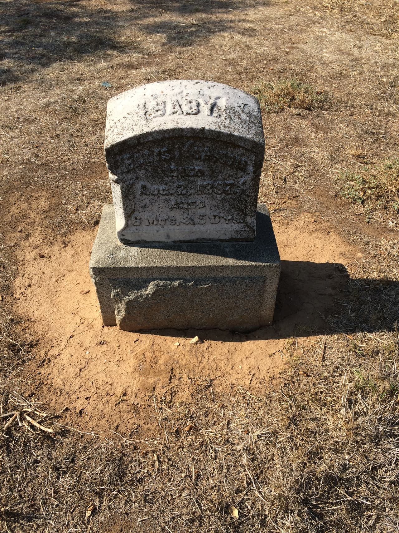 Al caminar por las vías peatonales del lugar se pueden divisar las tumbas de figuras prominentes como miembros de las familias Hollenbeck y Van Nuys, soldados y hasta la lápida solitaria de un bebé que falleció a los seis meses y cinco días de haber nacido en el siglo XIX.