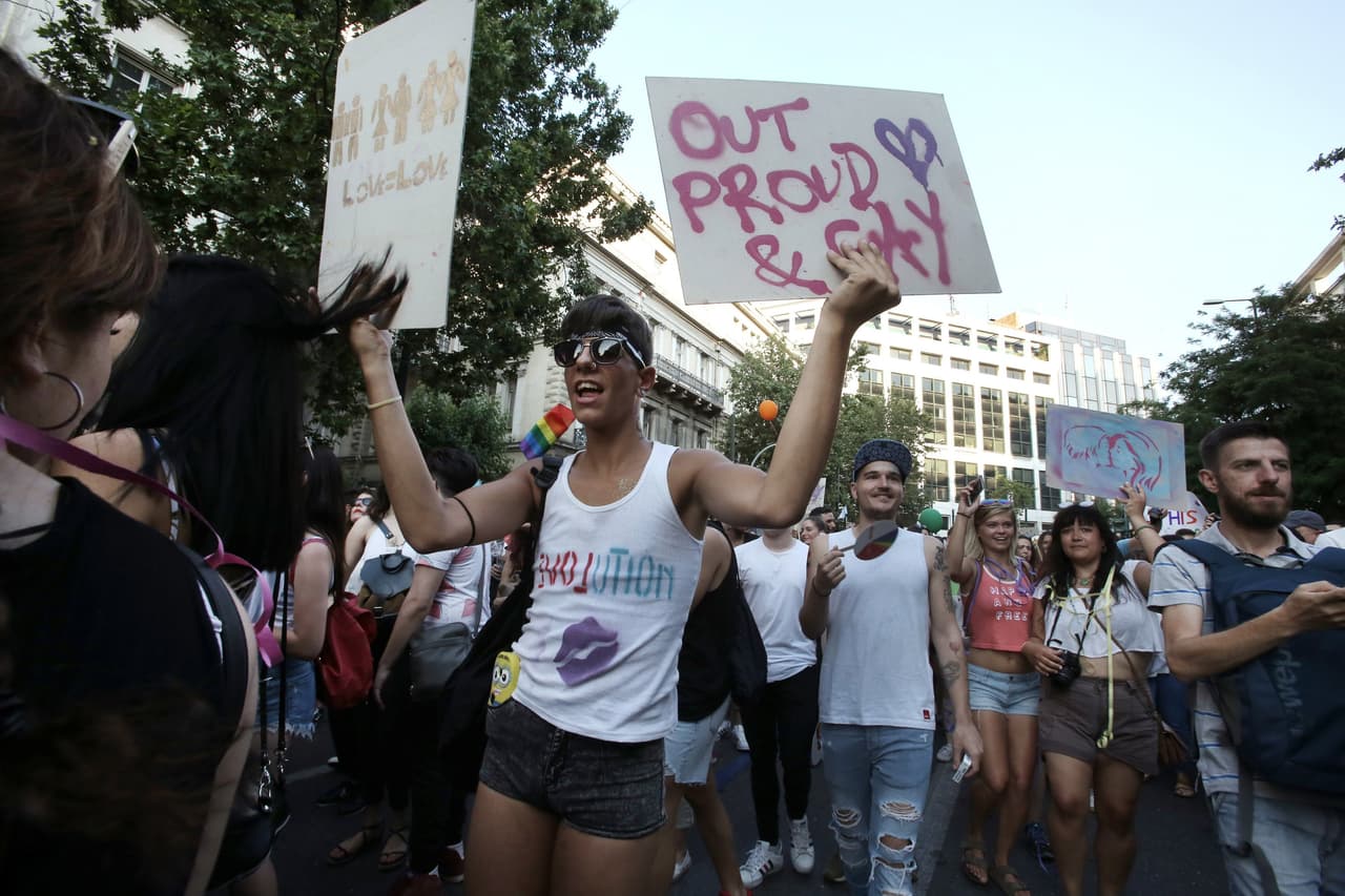 En Atenas, Grecia, la comunidad LGBT marcha por las calles.