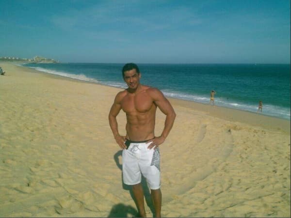 Charlie López amigo de Sergio Mayer y ex compañero del grupo 'Garibaldi', se ha dedicado a bailar y trabajar su cuerpo, él es veterano en el show y aunque ha pasado por algunos problemas de adicciones, hoy está recuperado.