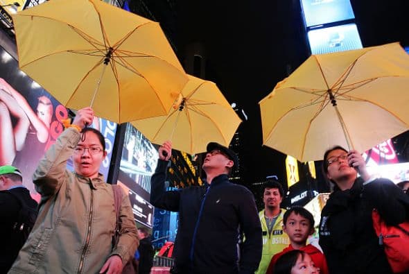 Los paraguas se han convertido en el símbolo de las protestas masivas en Hong Kong y los hongkoneses neoyorkinos no dudaron en sacar los suyos.