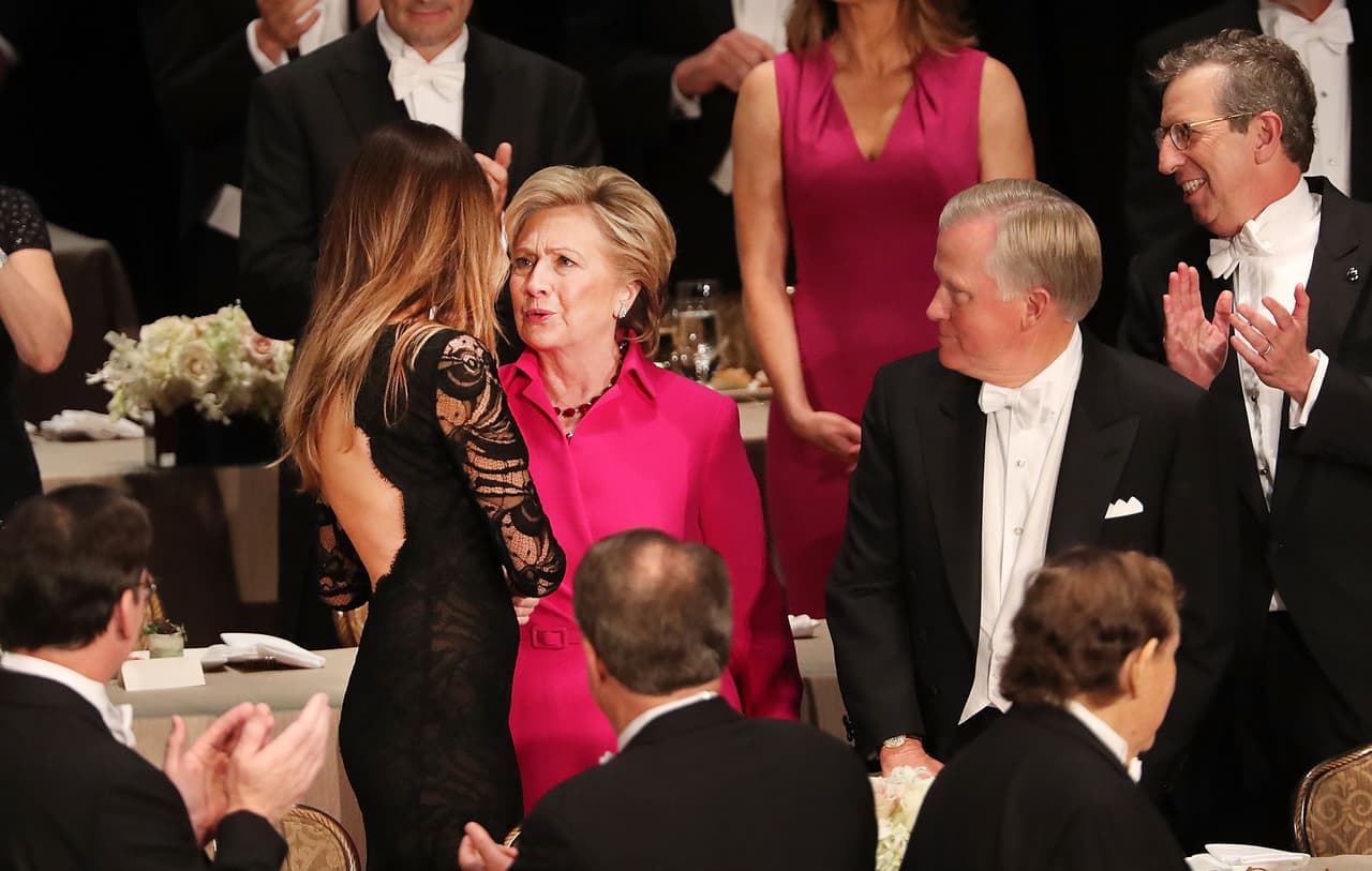 Una cena marcada por la moda: el vestido de Hillary, la espalda descubierta de Melania y el escote de Maria Bartiromo