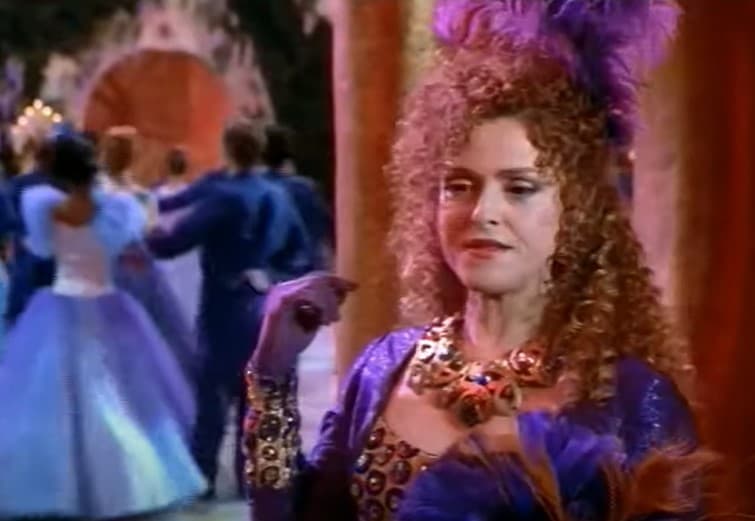 <b>Bernadette Peters: la madrastra de ‘Cinderella’</b>
<br>Como en toda versión de ‘Cinderella’, la protagonista de la historia suele tener una madrastra que le hace la vida imposible. En la versión de Disney de 1997 la encargada de llevar a cabo este papel fue la actriz y cantante Bernadette Peters.
<br>