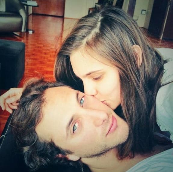 Sin embargo, al poco tiempo a través de las redes sociales ambos empezaron a hacer público su noviazgo.