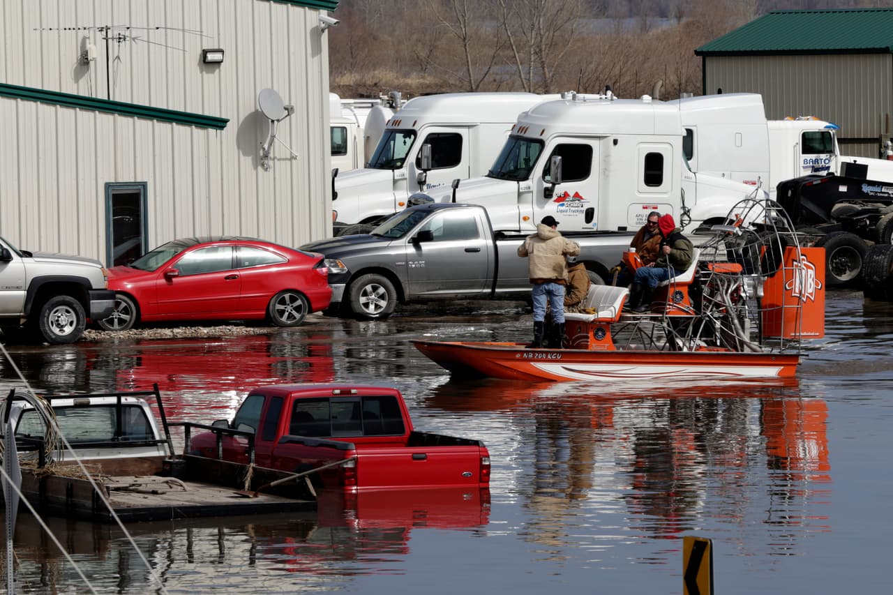 Residentes examinan los daños causados por la crecida del río Platte, afluente del río Missouri, en Plattsmouth, Nebraska. Al menos tres personas han fallecido por las históricas inundaciones y miles han recibido órdenes de evacuación.