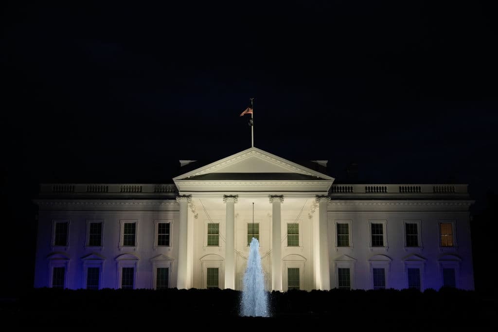 La Casa Blanca se ilumina en blanco y azul el 9 de octubre de 2023 en Washington, DC.