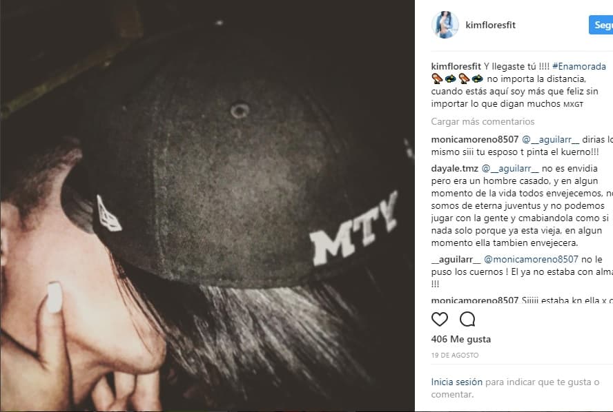 Kimberly Flores también subió esta foto en su cuenta de Instagram, dándole un beso a este hombre que por el mensaje que escribió y la gorra con MTY siglas de Monterrey, da por entendido que se trata del músico de ‘La Trakalosa’.