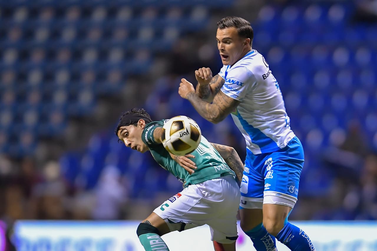 Puebla consigue la primer derrota de la Liguilla luego de remontar al León 2-1 gracias a las anotaciones de Pablo Parra y Maximiliano Araujo.