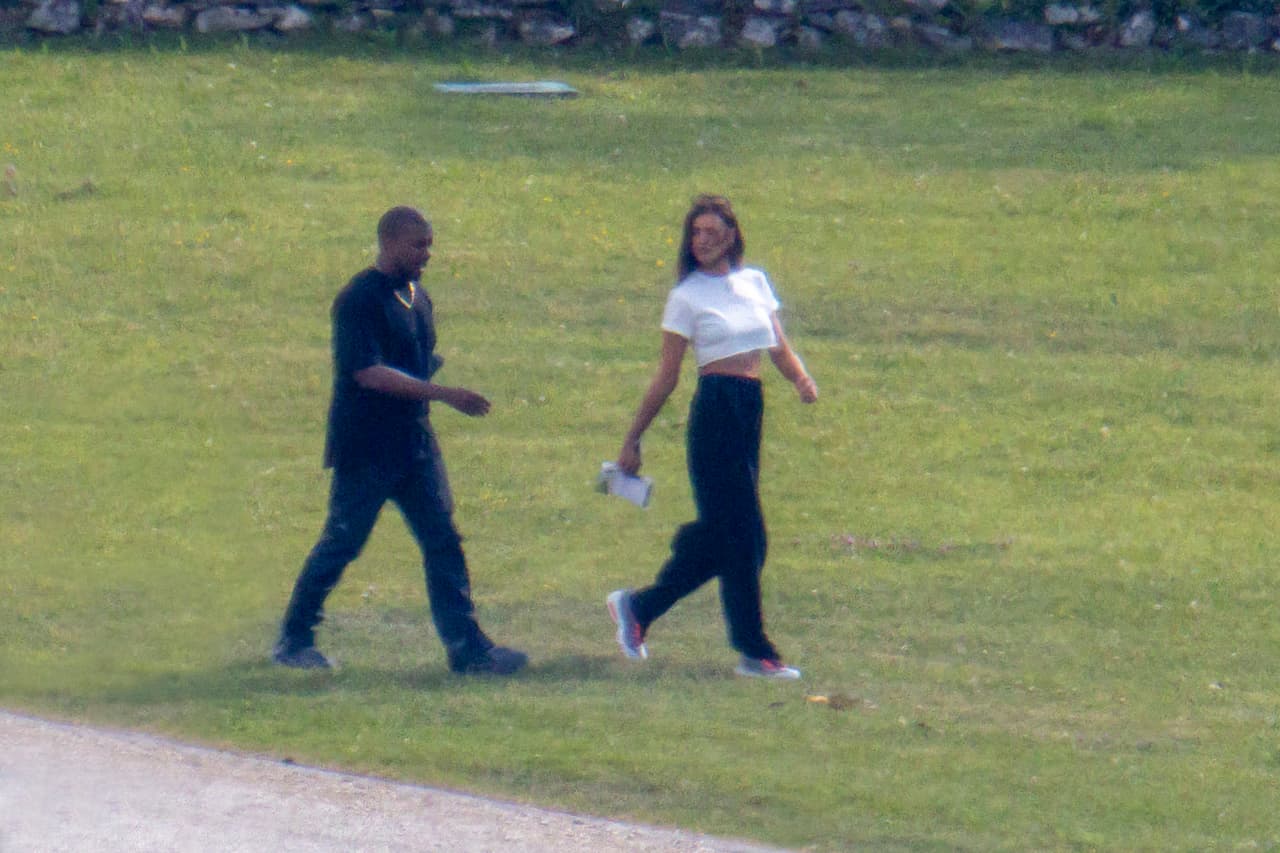 El homenaje ocurrió el 24 de abril. Por aquellas fechas, TMZ asegura que la modelo fue vista portando una camiseta conmemorativa a DMX que fue lanzada 
<b><a href="https://www.univision.com/famosos/kanye-west-tenis-nike-air-yeezy-1-8-millones-dolares-fotos" target="_blank">a través de la línea de ropa de Kanye West</a></b>. El asunto es que la prenda no había sido aún puesta a la venta al público en general. Esta imagen corresponde al viaje que West y Shayk realizaron por Francia esta semana.
<br>