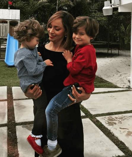 Para Satcha no hay labor más importante en este mundo, que educar y ver crecer a sus hijos llenos de amor.