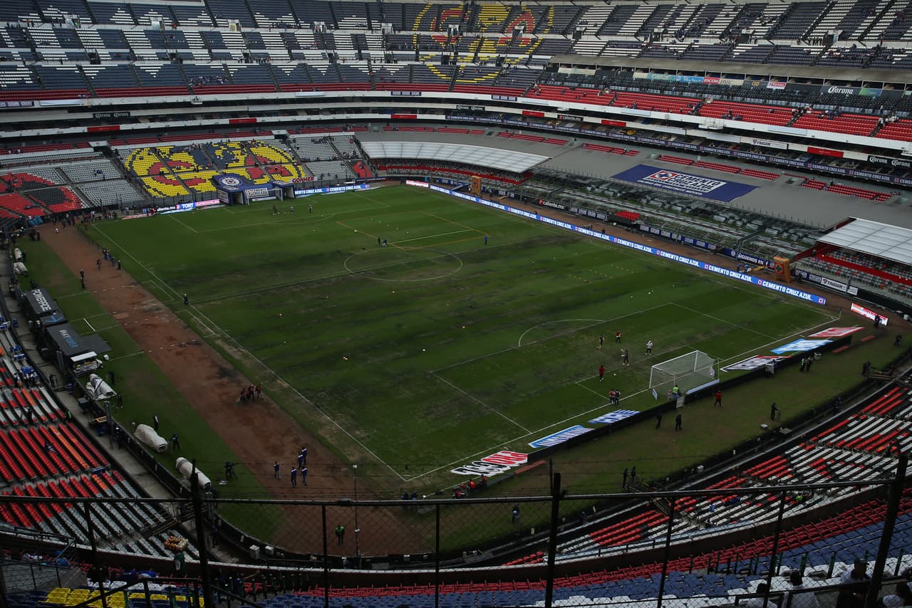 Desde julio la administración del Estadio Azteca comenzó con el cambio de superficie, de natural a híbrida, es decir, una mezcla con césped artificial para abatir costos de mantenimiento.