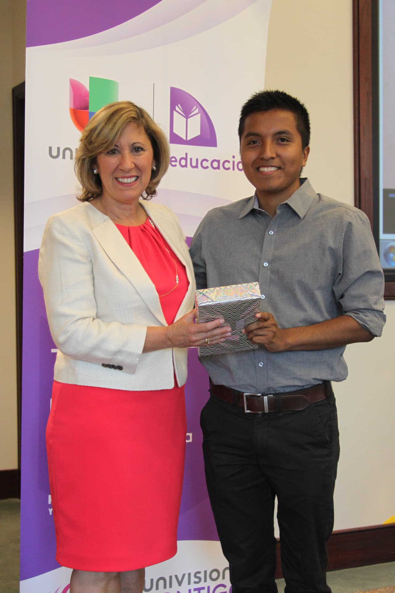 Como todos los años, Univision 40 hizo entrega de las becas Nuestra Juventud en una recepción que se llevó a cabo en las instalaciones del Western Campus de Wake Tech. Esta iniciativa que lleva 12 años, otorga becas a jóvenes hispanos destacados de todo el estado. Los estudiantes reciben $1,000 cada uno, que serán usados para pagar la matricula en la universidad. Estudiantes, familiares, patrocinadores y miembros de la comunidad se reunieron para celebrar la culminación de sus estudios y su siguiente paso hacia la universidad.