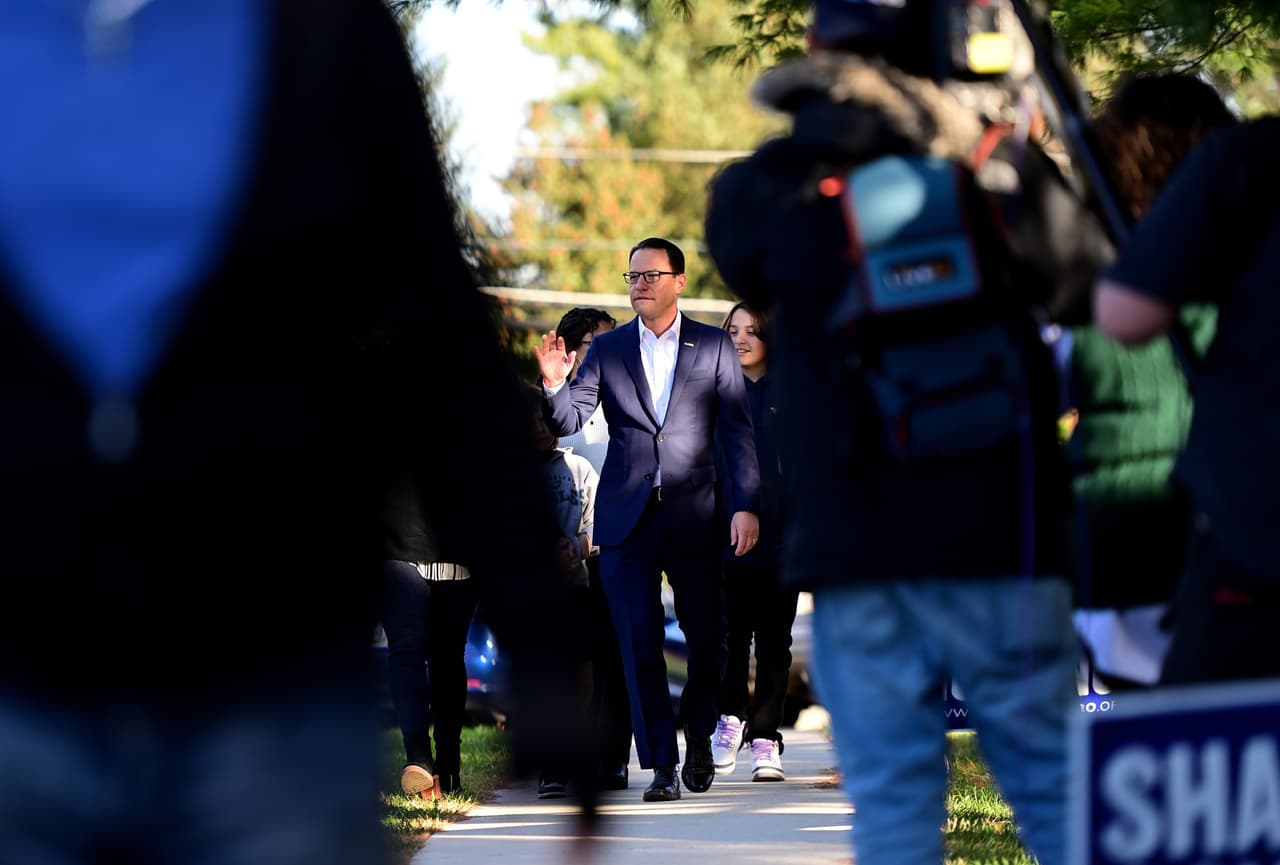 El candidato demócrata a gobernador Josh Shapiro llega con su familia para emitir su voto en el lugar de votación de Rydal Elementary School West el 8 de noviembre de 2022 en Rydal, Pensilvania.