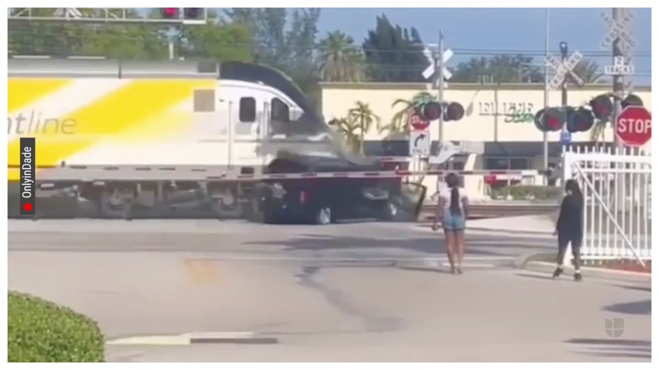 Video capta el momento en que un tren de Brightline choca contra una SUV estacionada en la vía