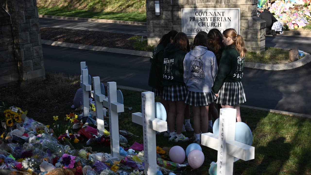 <b>Llanto y ruido de disparos: revelan las llamadas al 911 durante el mortal tiroteo en Nashville</b>
<br>
<br>Este jueves, las autoridades dieron a conocer las llamadas de emergencia al 911 que reflejan el terror que se vivió en la escuela primaria cristiana de Nashville durante el ataque en que murieron tres niños y tres adultos. En las llamadas se escuchan sirenas, llantos y ruidos de disparos.