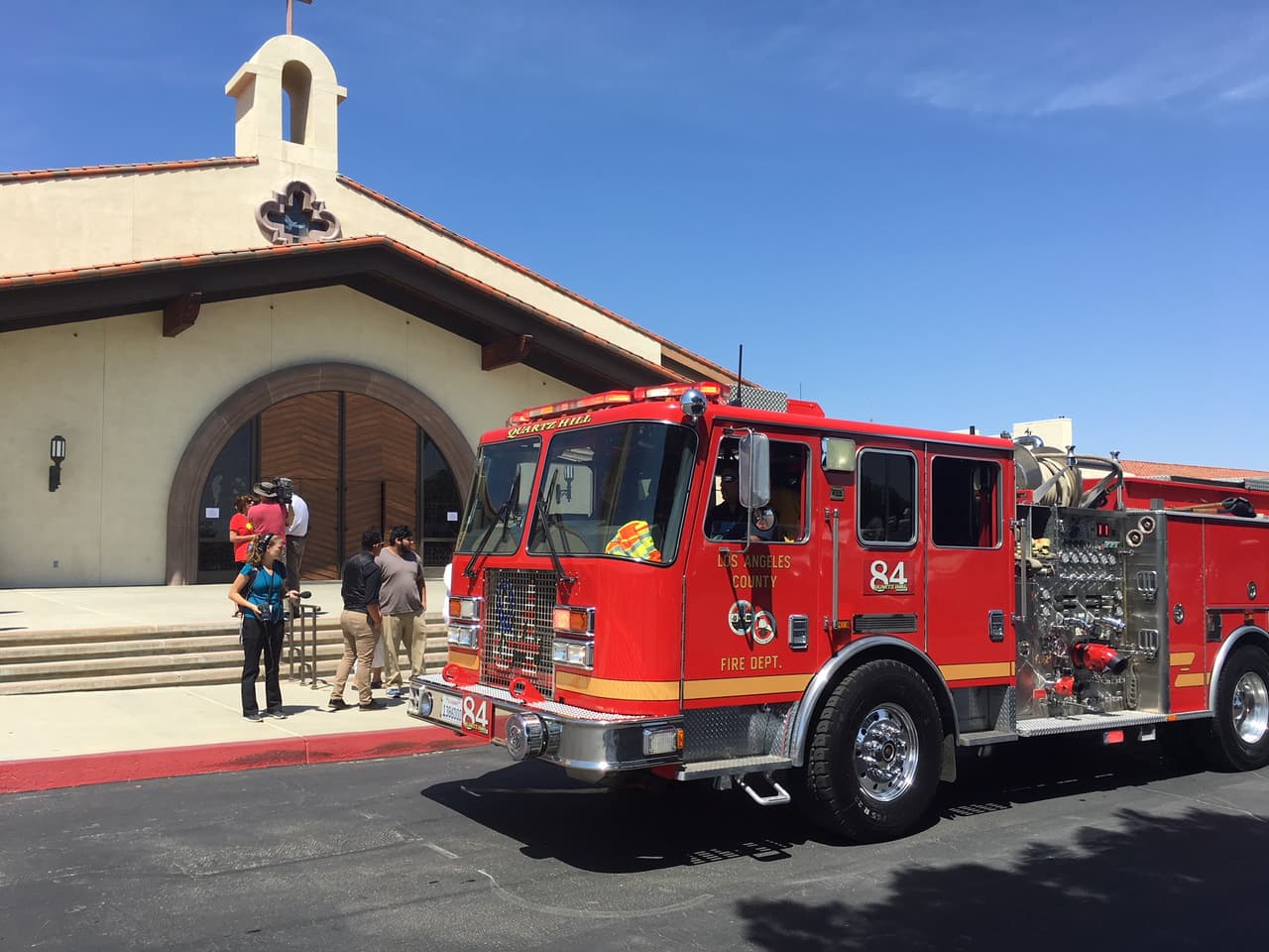 Hasta la iglesia también llegaron los bomberos en su camión para honrar a Anthony, pues el niño había dicho que quería ser un bombero cuando creciera.