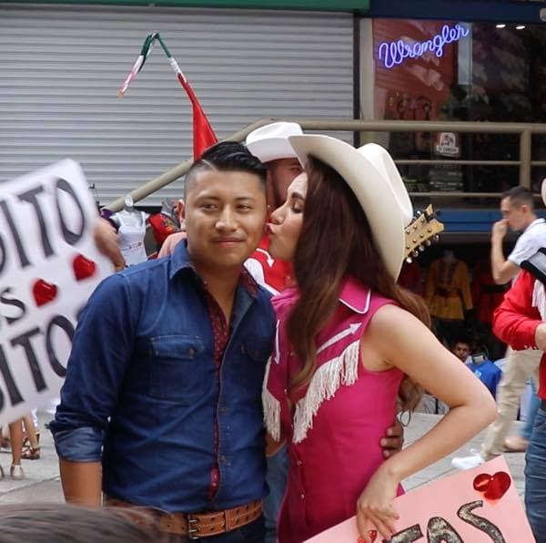 En las fotos se puede ver que la gente reaccionó a su propuesta con una sonrisa.