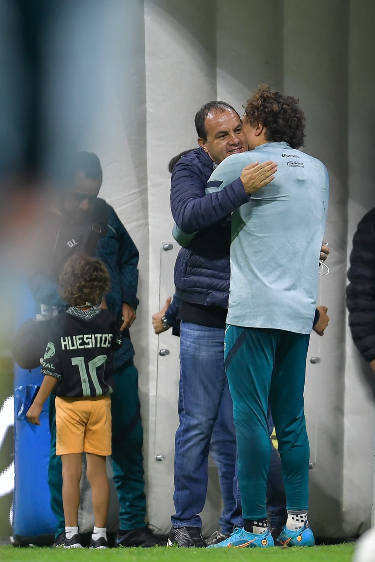 Cuauheémoc Blanco se saludó con Ochoa en un abrazo de ídolos del club de Coapa.