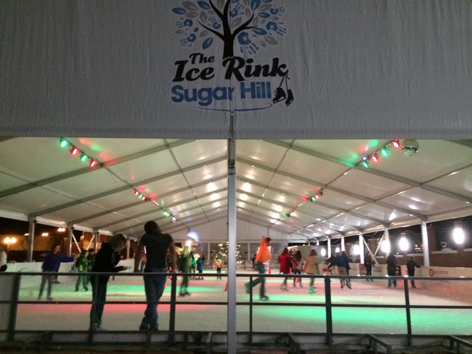 <b><a href="https://www.haidrink.com/" target="_blank">Ice Rink at Sugar Hill</a></b>. Ubicada en el Ayuntamiento de la Ciudad de Sugar Hill, se trata -según sus promotores– de la pista de patinaje sobre hielo portátil más grande del sureste de los Estados Unidos.
