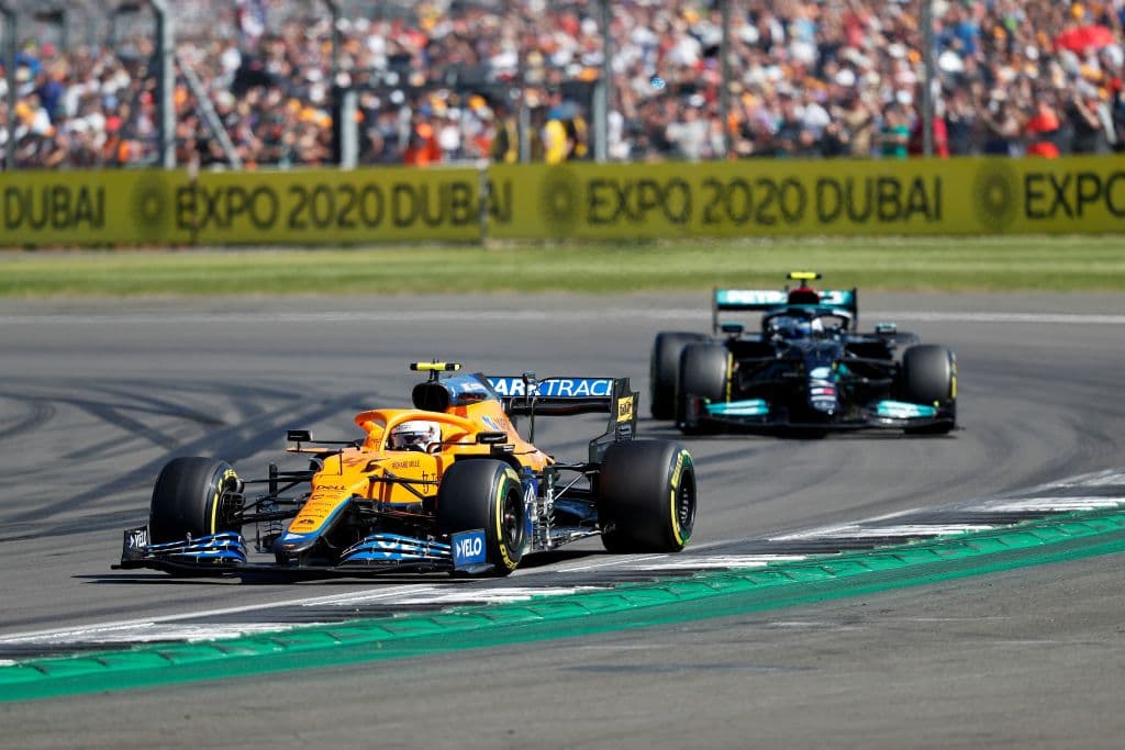 Termina el Grand Prix de Gran Bretaña con un mal sabor de boca. Lewis Hamilton se lleva el podio en casa a pesar de haberle chocado la monoplaza a Max Verstappen de Red Bull y dejarlo fuera de la contienda. Charles Leclerc logra su primer podio en segunda posición y Valtteri Bottas se queda con la tercera plaza. El piloto mexicano Sergio Pérez le roba un punto a Hamilton pero queda en 16.