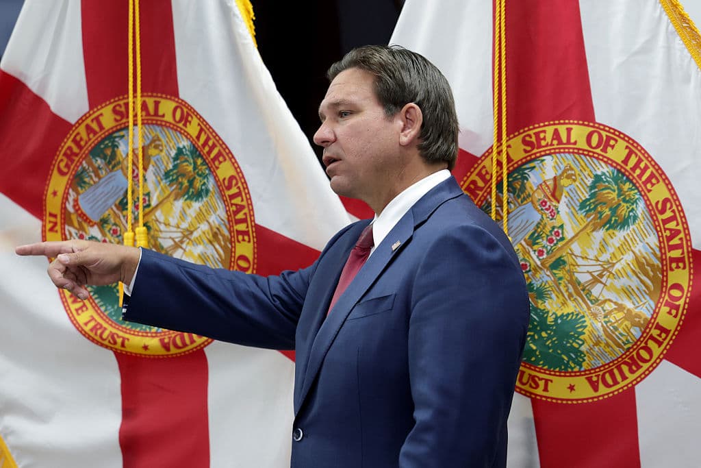 “Si te rodean, puedes huir y atropellar”: Ron DeSantis justifica embestir a manifestantes en defensa propia