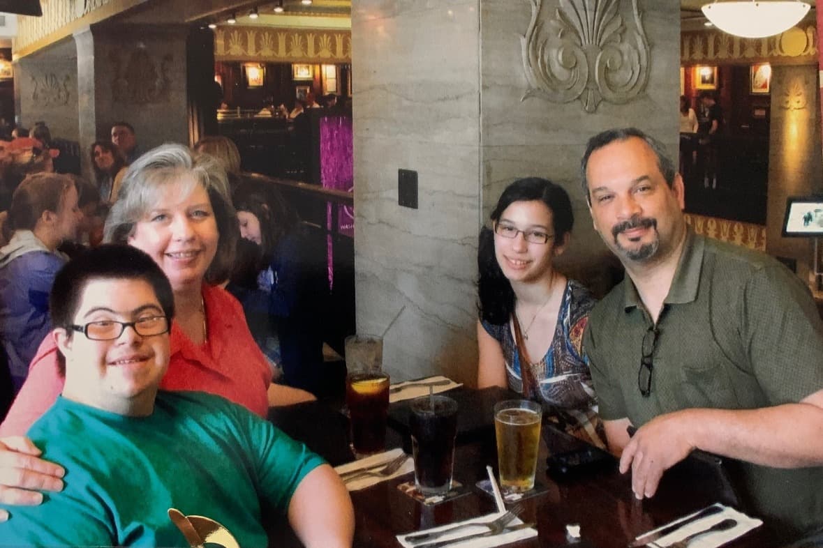 Thomas, Carolyn, Sharon y Rudy comen en un restaurante.