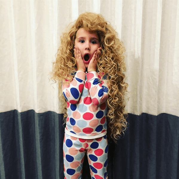 "Voy a ser una directora", proclamó y tras una breve pausa puntualizó: 
<b><a href="https://www.univision.com/famosos/con-solo-7-anos-la-hija-de-angelica-vale-hace-su-primera-aclaratoria-a-la-prensa-mientras-hablaba-de-su-futuro-fotos" target="_blank">"Voy a ser una directora y 'rock star'"</a></b>, dijo en inglés.