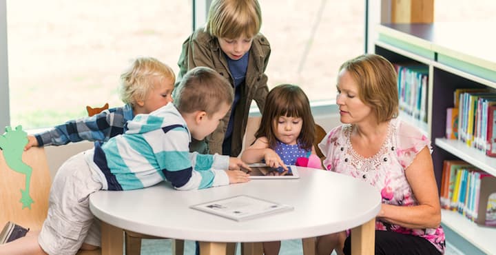 Cómo puedes participar en la vida escolar de tu hijo a pesar de tu trabajo