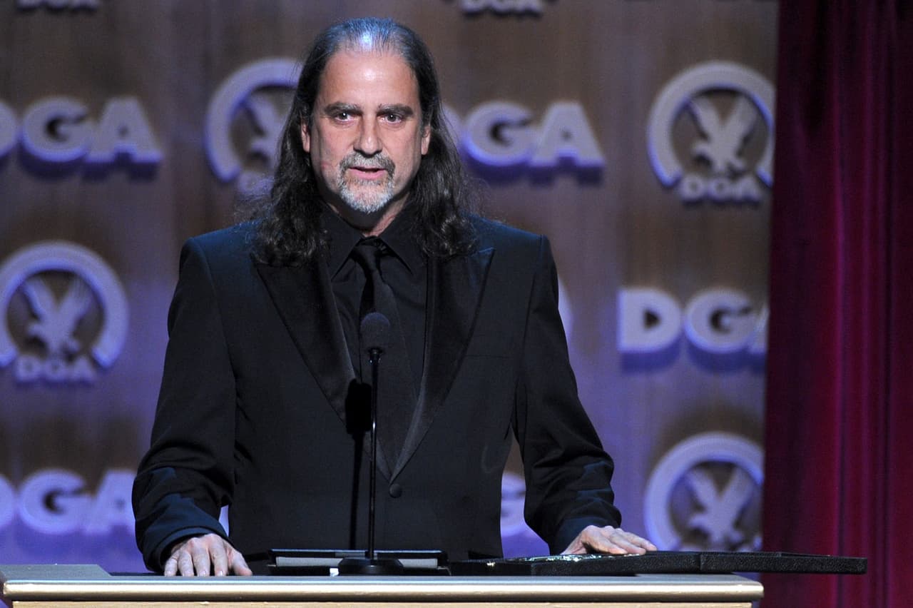 Sin embargo, él siempre pensó que quedaría en la memoria de todos, como el director de la ceremonia de los Oscar que le entregó el premio a la película equivocada. 
<br>