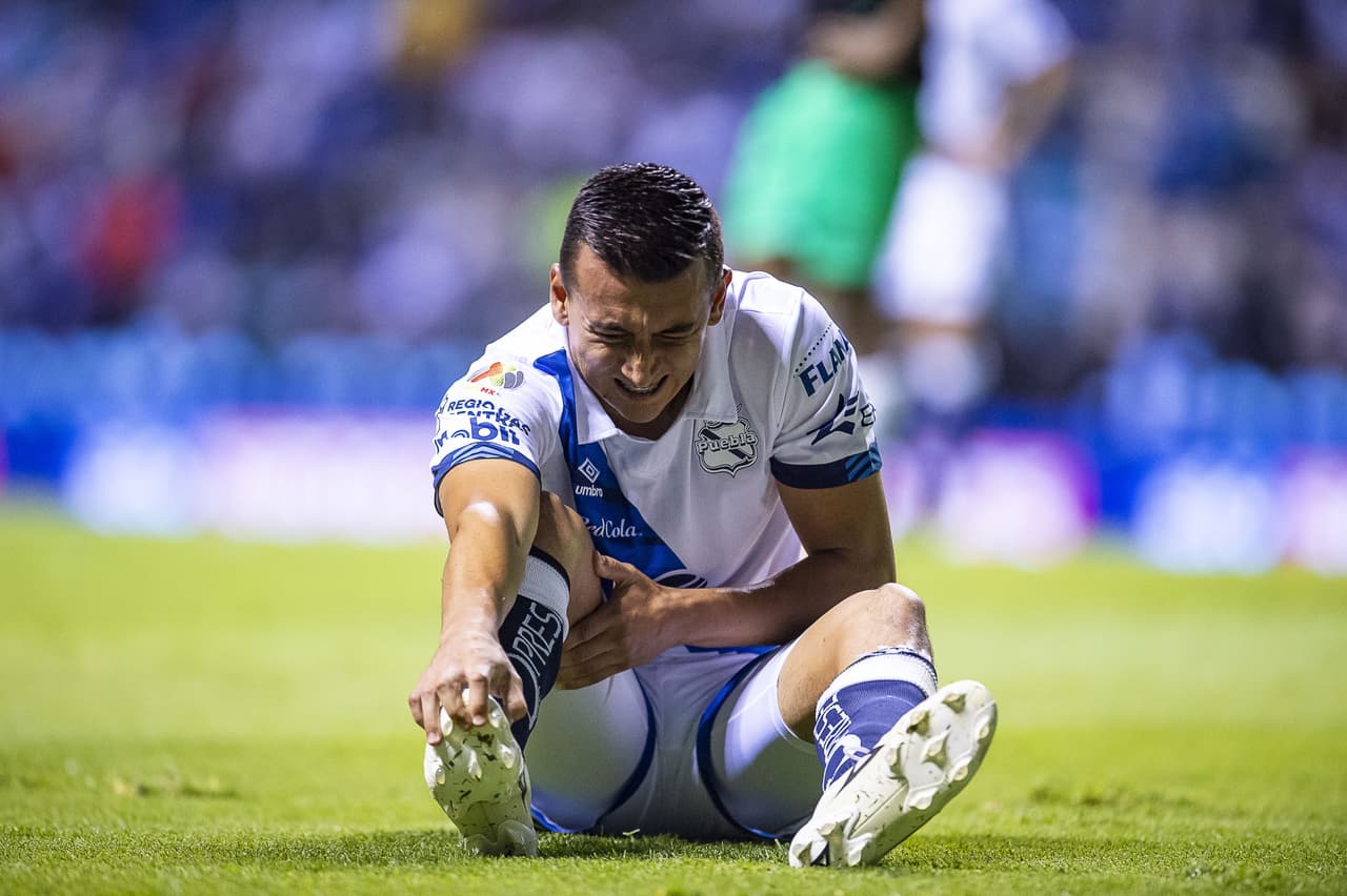 Daniel Álvarez poco pudo hacer para penetrar a la zaga santista.