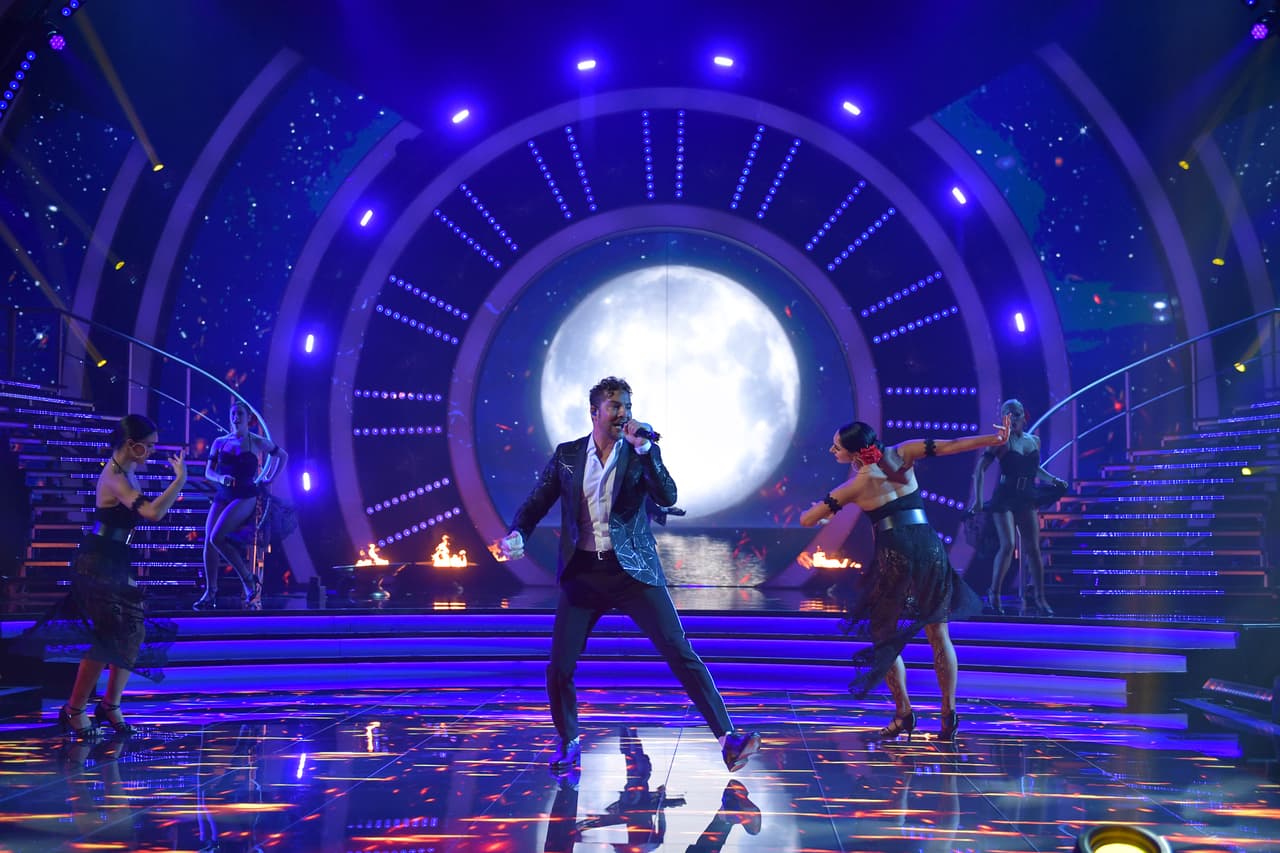 El cantante español llegó hasta este escenario para interpretar su más reciente sencillo 'En tus planes'.