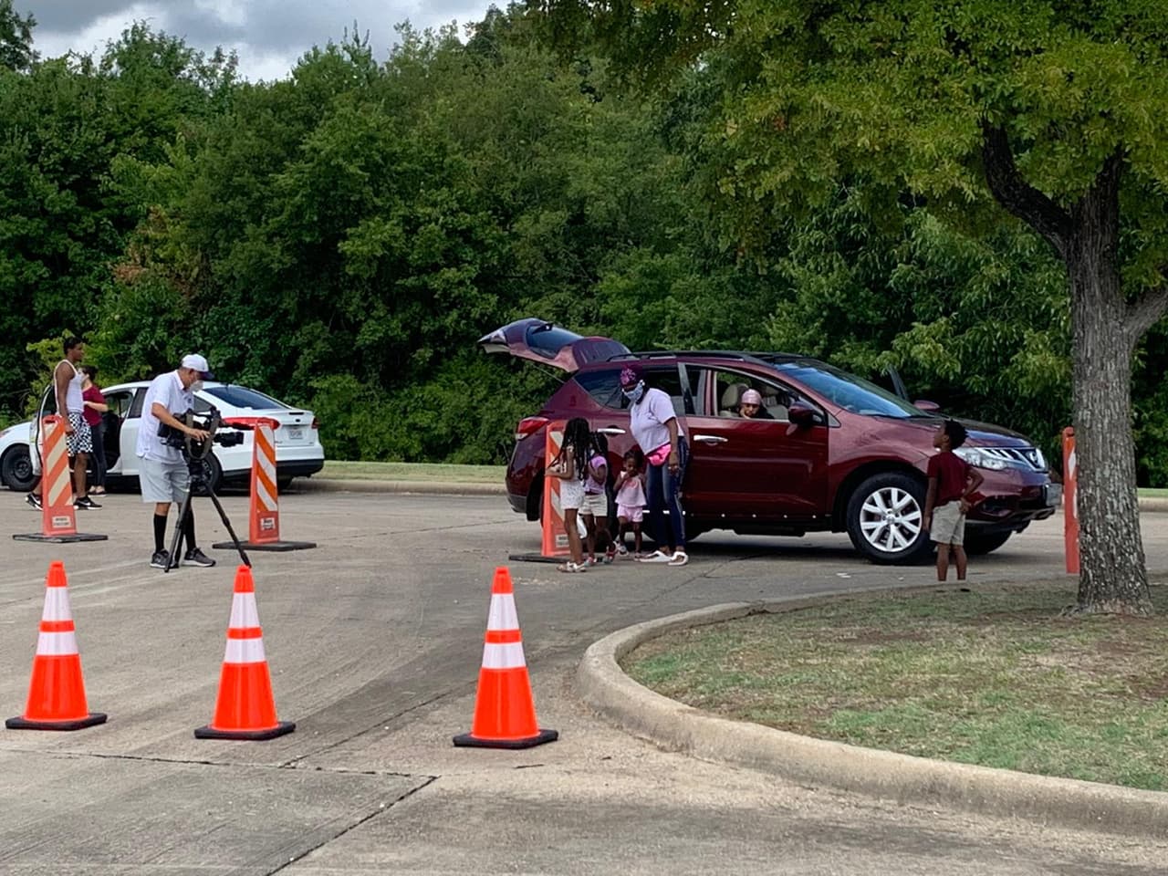 Una vez procesados en el centro, los evacuados abordarán autobuses equipados con material de protección y serán llevados a hoteles para prevenir los casos de coronavirus.