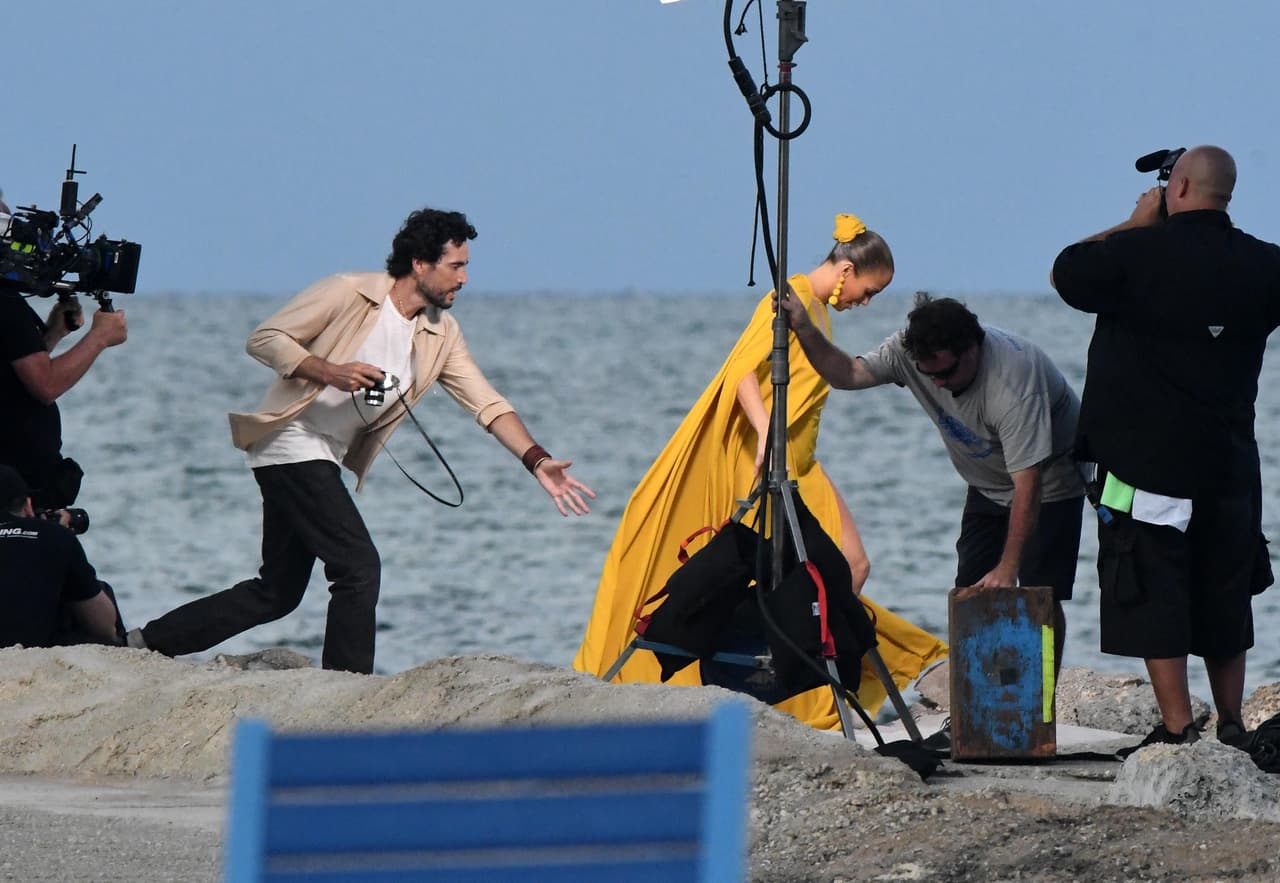 Aunque no estaba su pareja, Alex Rodríguez, a Jennifer López no le faltaron manos amigas que la ayudaran a cumplir su cometido a la perfección.