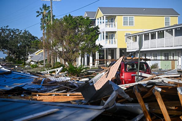 La ciudad de Cedar Key, a unas 135 millas de Orlando, está bajo los escombros. Así 
<b>amaneció el viernes 27 de septiembre</b>, luego de que el huracán Helene entrara y se debilitara al tocar tierra en Florida.
