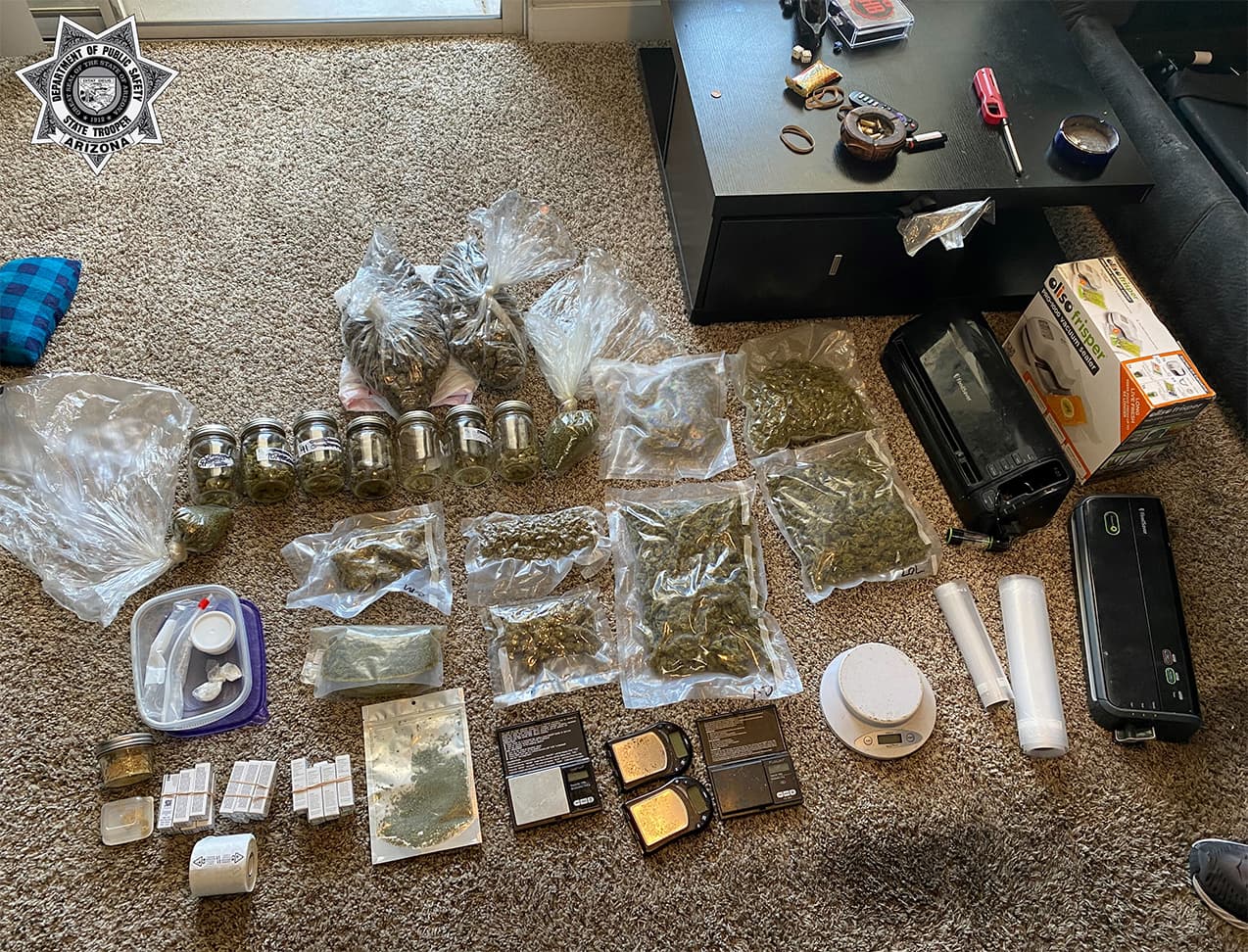 AZDPS y el SWAT arrestaron a Davis el primero de julio tras tener una orden de cateo para su residencia en Phoenix. “En la casa, los detectives encontraron varios rifles de asalto cargados, una Uzi [tipo de arma], varias pistolas, revistas cargadas y cientos de cartuchos de munición. Los detectives también localizaron drogas peligrosas y más de cinco libras de marihuana empaquetadas para su transporte y venta en la residencia de Davis”, 
<a href="https://goo.gl/maps/fkV496Ah4UE46yLD8" target="_blank">se lee en el comunicado de AZDPS.</a> 
<br>