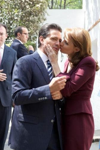 Angélica Rivera y Enrique Peña Nieto comenzaron su noviazgo en 2008, un año después de que la actriz se divorció del productor José Alberto 'El Güero' Castro (padre de Sofía Castro). En ese momento Enrique Peña Nieto era gobernador del Estado de México.