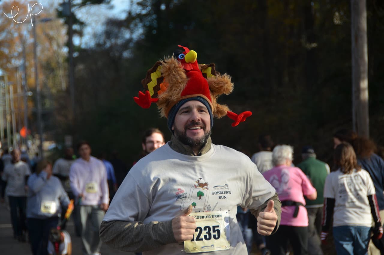<b><a href="https://www.gobblersrun.com/" target="_blank">Gobbler's Run - Wake Forest's Annual Thanksgiving Day 5K Race (25 de noviembre)</a></b>: No solo es una excelente manera de hacer espacio para el pavo, sino que todas las ganancias de Gobbler's Run van al Wake Forest Boys & Girls Club. Según los organizadores, el Club ha sido un elemento básico en la comunidad desde 1998. Hoy, atiende a 1,100 niños.
