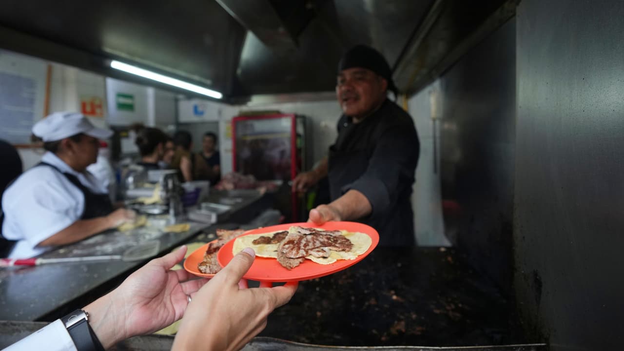 <h3 class="cms-H3-H3">Una taquería chilanga con historia</h3>
<b><a href="https://www.univision.com/noticias/america-latina/califa-de-leon-humilde-taqueria-mexico-convirtio-en-primera-conseguir-codiciada-estrella-michelin" target="_blank">El Califa de León nació hace más de 56 años en la colonia San Rafael, en la Ciudad de México</a></b>. El local original, pequeño y sin pretensiones, se volvió una institución por un detalle:
<b>su taco Gaonera, una receta simple y precisa que llevó a la taquería a la fama internacional.</b>
<br>El Gaonera se prepara con
<b>filete de res delgado, asado sin grasa, solo con sal y unas gotas de limón</b>. La carne se coloca sobre una tortilla de maíz recién hecha, sin salsas ni adornos.
<b>En su sencillez está su secreto.</b>
<br>Esa autenticidad fue la que conquistó a los inspectores de la Guía Michelin, que en 2024 la reconocieron con una estrella,
<b>la primera en la historia para una taquería mexicana</b>, por su “ejecución impecable” y su sabor fiel a las raíces.
