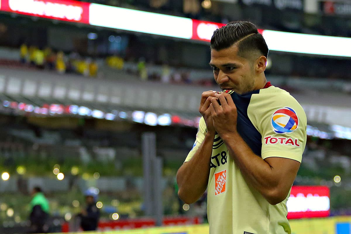 El empate del América llegó al minuto 35 gracias a Henry Martín, quien celebró expresando su amor por la playera Azulcrema.