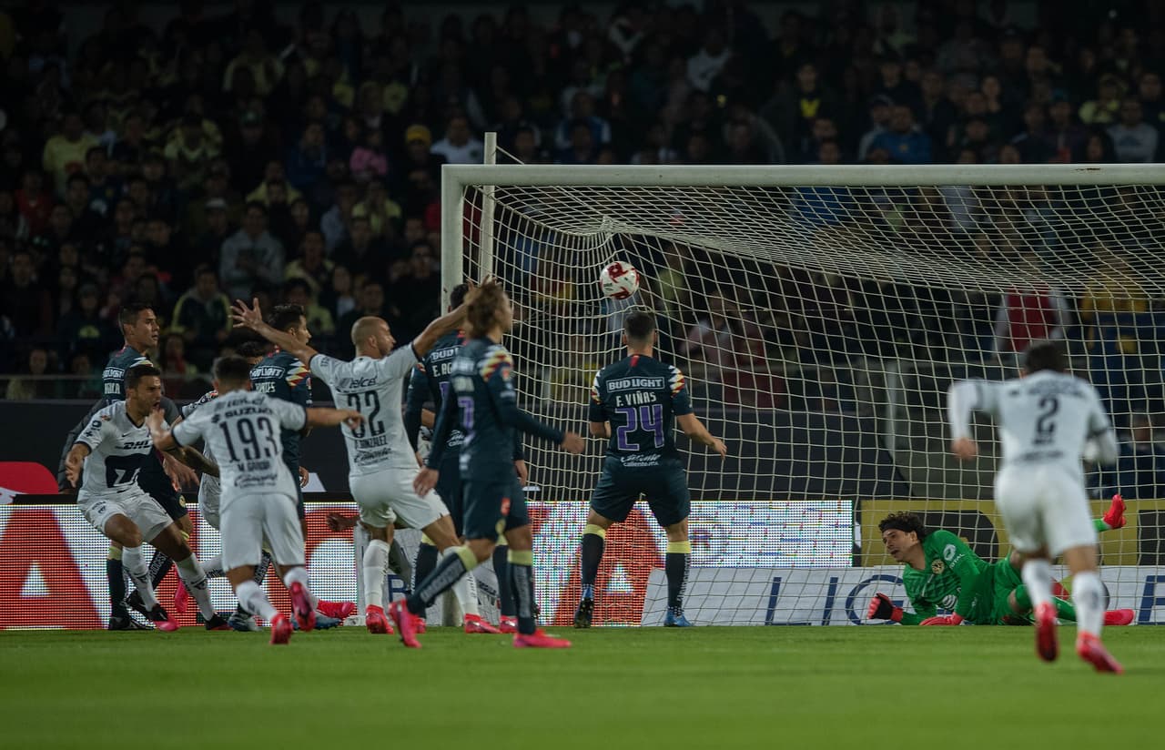 Tras un gran centro de Víctor Malcorra, Nicolás Freire saca un remate picado que deja sin opciones a Guillermo Ochoa.