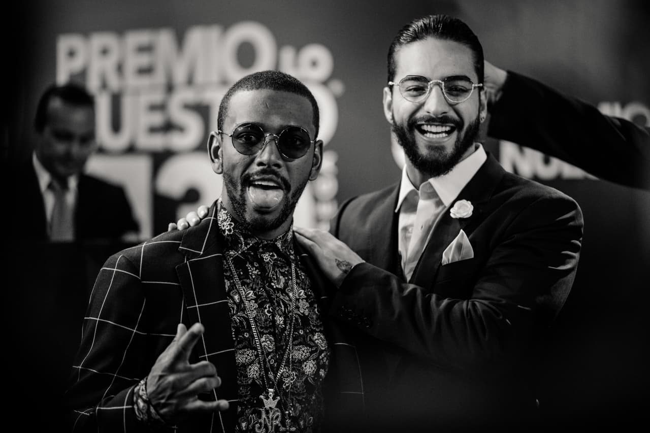 En la alfombra y sin Natalia, Maluma posó divertido con el brasilero Nego do Borel, con quien cantó 'Corazón'.