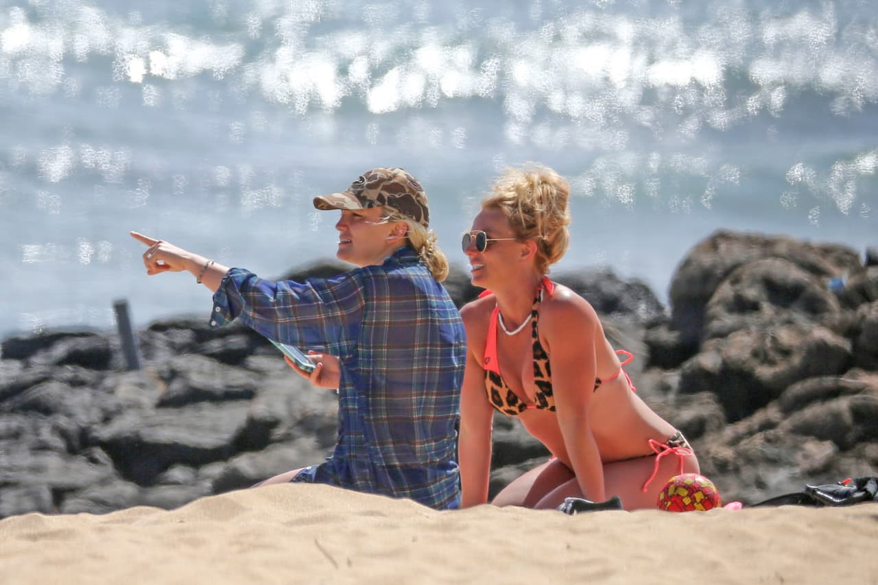 Luego apareció una de sus amigas, con quein disfrutó un poco a la orilla del mar.