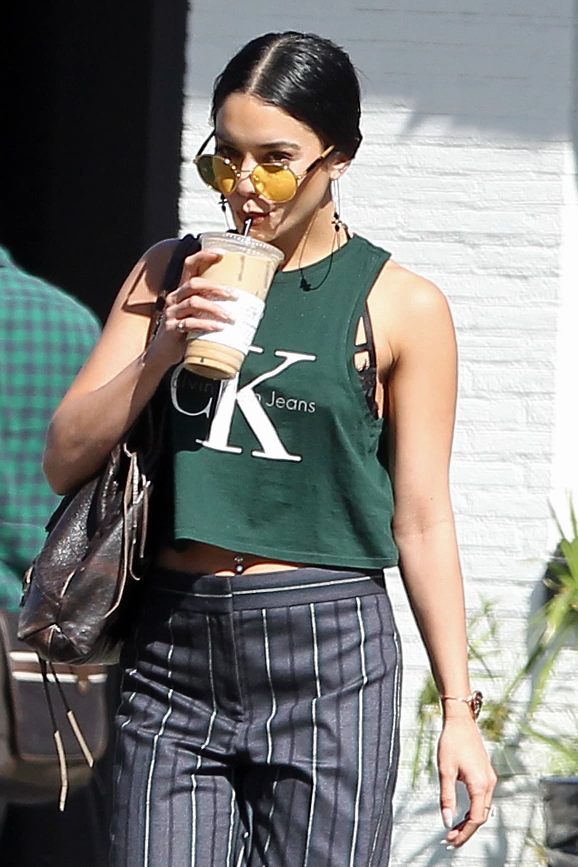 Vanessa Hudgens mostró un poco de 'belly' con esta blusa sin mangas mientras disfrutaba de un refrescante 
<i>drink</i>.