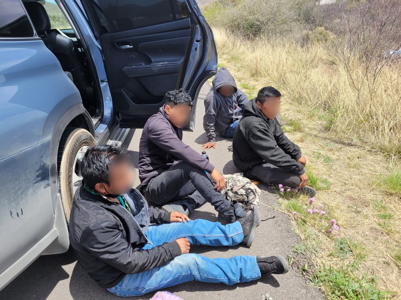 Un agente de la estación Brian A. Terry arrestó a un ciudadano estadounidense y cuatro inmigrantes cerca de Bisbee, Arizona. Los revelaron una orden de arresto activa contra un ciudadano mexicano en el grupo. El sheriff del condado Cochise respondió a la escena y tomó la custodia del hombre de 36 años que será extraditado a Florida.