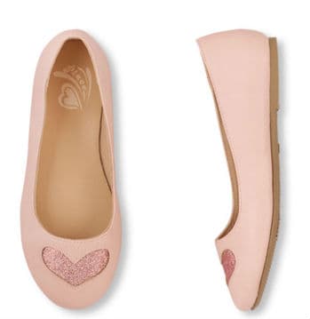 Girls Sweetheart June Flat, 24.95 dólares en The Children's Place