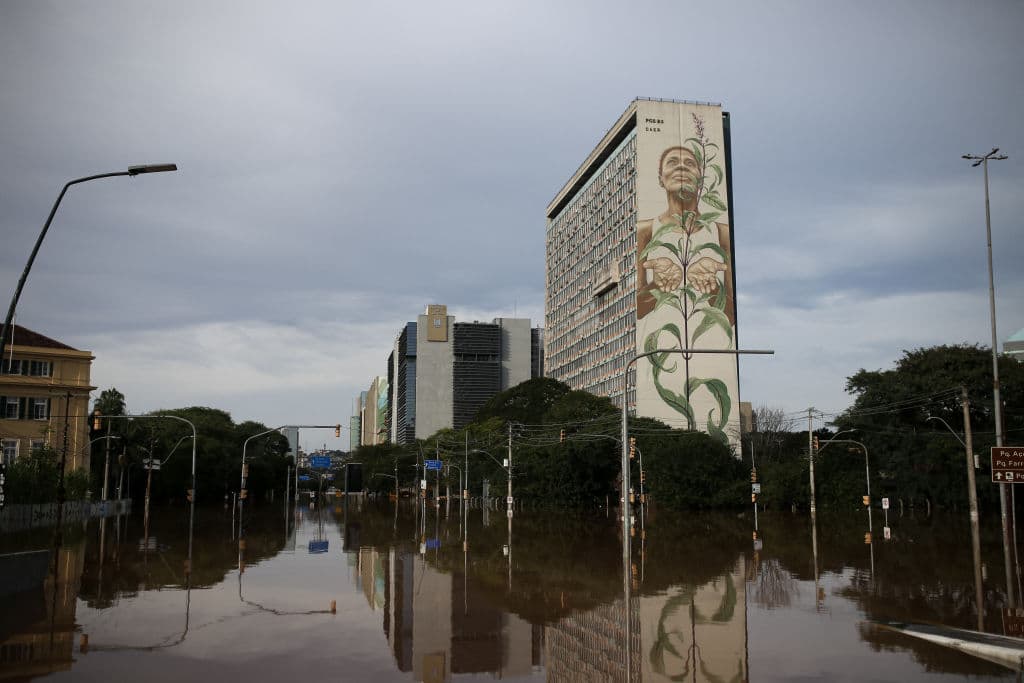 Vista de una zona inundada del centro histórico de Porto Alegre, estado de Rio Grande do Sul, Brasil, tomada el 8 de mayo de 2024. La peor catástrofe natural jamás ocurrida en el estado de Rio Grande do Sul se ha cobrado al menos 95 vidas, 372 personas han resultado heridas y 131 siguen desaparecidas, según la fuerza de defensa civil que se ocupa de la ayuda en caso de catástrofe.