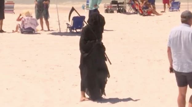 Un hombre se disfraza de la muerte para protestar en las playas que reabrieron en Florida