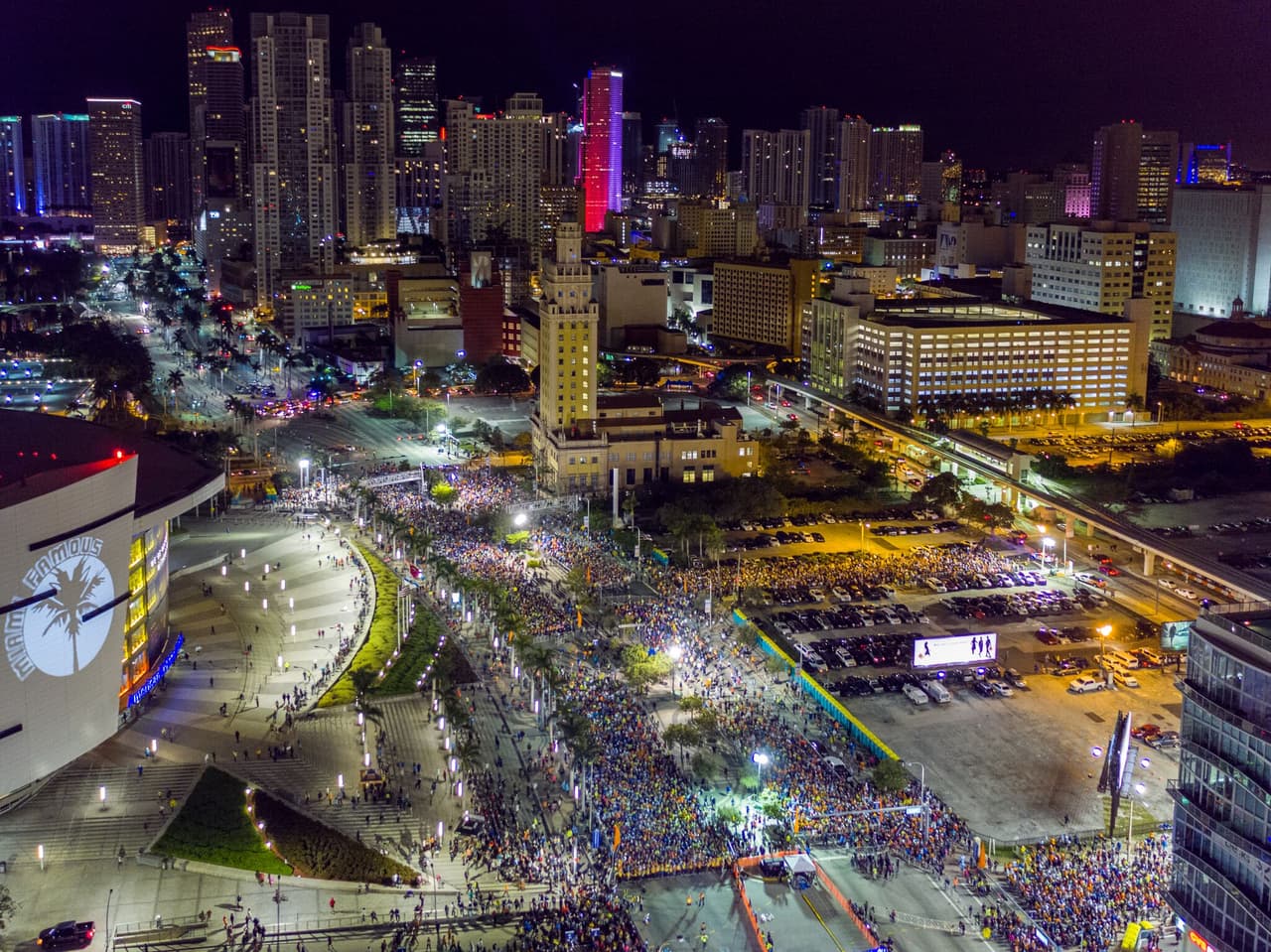 La distancia que los atletas deben completar para ganar la medalla del maratón de Miami son 42 kilómetros comenzando en el Downtown de Miami, llegar a Miami Beach, llegar hasta Coconut Grove y retornar al punto de salida.