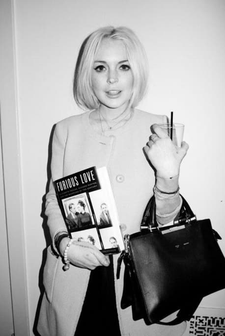 Con carita de inocente y cabello cortito.