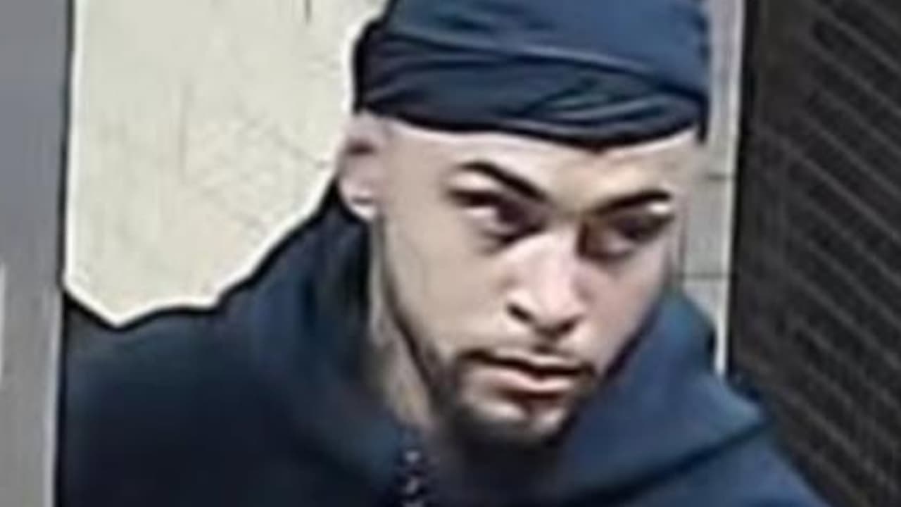 La policía está buscando a este hombre en relación al tiroteo donde dos niños quedaron atrapados.