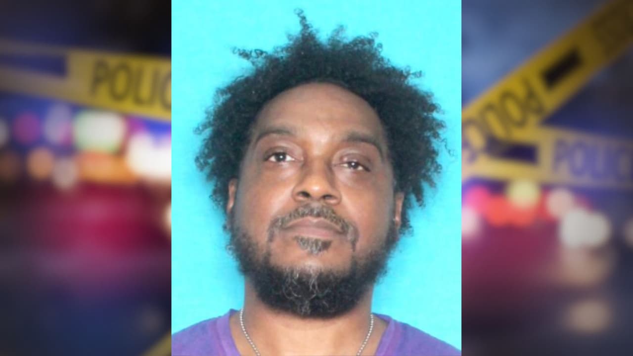 <h3 class="cms-H3-H3">Ernest Christopher Nathan: salió bajo fianza y se esfumó </h3>
<br>Fue arrestado en Houston en octubre de 2022,
<b>acusado de asesinato con arma de fuego y de huir en su auto mientras la policía lo perseguía</b>. Estuvo preso un solo día. Al siguiente, salió libre bajo fianza. Y desde entonces, nadie lo ha visto. Tiene antecedentes en Georgia, Ohio y Luisiana.
<b> Se mueve entre estados como quien cambia de camiseta</b>. Fue condenado por agresión, drogas y violencia doméstica. Es probable que haya usado sus contactos fuera de Texas para desaparecer.
<b>Pero si vuelve, podría hacerlo armado.</b>